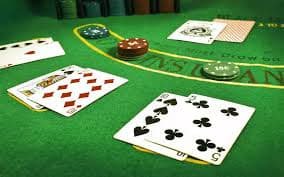 Layar permainan Teen Patti dengan dealer langsung dan pemain di meja calo33